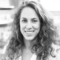 Portrait photo of Steph Mantis, a VAST artist creating ultra-high-resolution microscopy photographs.